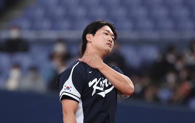 <yonhap photo-3184="">6일 오사카돔에서 열린 WBC 한국 대표팀과 일본 오릭스와의 연습경기. 한국 고우석이 8회말 어깨 통증을 호소하고 있다. 저작권자 ⓒ 1980~2023 ㈜연합뉴스. 무단 전재 재배포 금지.></yonhap>