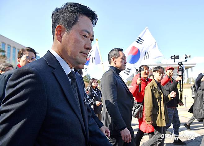 국민의힘 장동혁 대표와 의원들이 지난 3일 서울 여의도 국회에서 '사법독립 헌정수호를 위한 대국민 호소 국민대장정 규탄대회' 출정식을 마치고 청와대로 향하고 있다. [사진=곽영래 기자]