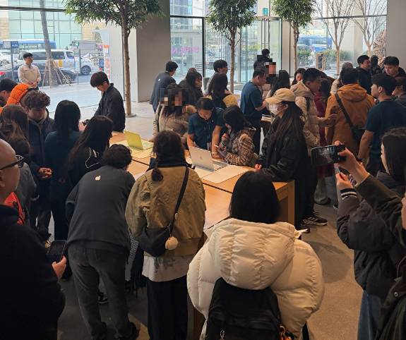 새롭게 출시된 맥북 네오를 보기 위해 고객들이 몰려있다. [사진=황세웅 기자]