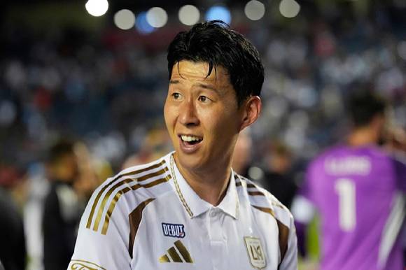 지난해 8월 9일(현지시간) 미국 일리노이주 브리지뷰의 시트긱 스타디움에서 열린 시카고 파이어 FC와 로스앤젤레스 풋볼 클럽의 MLS 경기 후 로스앤젤레스 FC의 손흥민이 관중석을 바라보고 있다. [사진=AFP/연합뉴스]