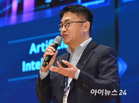 김제영 LG에너지솔루션 CTO가 11일 서울 강남구 코엑스에서 열린 더 배터리 컨퍼런스에서 강연을 하고 있다.[사진=곽영래 기자]