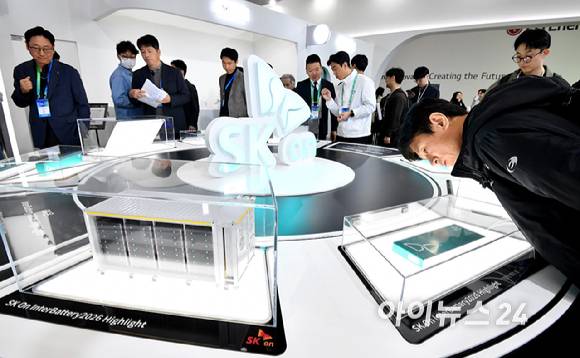 11일 서울 강남구 코엑스에서 열린 '인터배터리 2026'에서 참가자가 SK온 전시장을 둘러보고 있다.[사진=곽영래 기자]