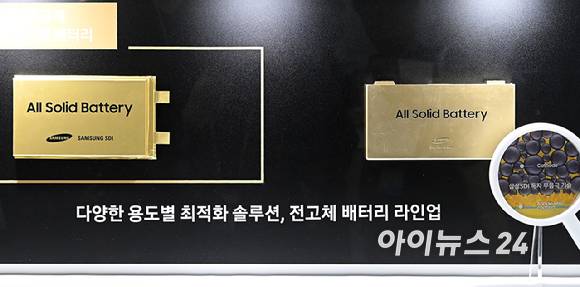 11일 서울 강남구 코엑스에서 열린 '인터배터리 2026'에서 참석자들이 삼성SDI 전시장을 둘러보고 있다.[사진=곽영래 기자]