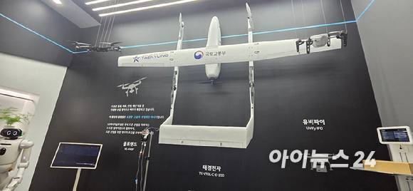 11일 서울 코엑스에서 개막한 인터배터리 2026 내 LG에너지솔루션 전시관. 태경전자의 도심항공모빌리티 비행체가 전고체 배터리 전시존 옆에 자리해있다. [사진=박지은 기자]