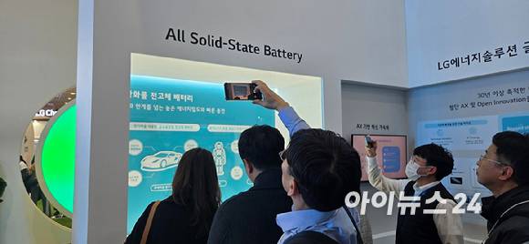 11일 서울 코엑스에서 개막한 인터배터리 2026에 전시된 LG에너지솔루션의 무극 전고체 배터리 실물. [사진=박지은 기자]