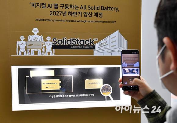 11일 서울 강남구 코엑스에서 열린 '인터배터리 2026'에서 참석자들이 삼성SDI 전시장을 둘러보고 있다.[사진=곽영래 기자]