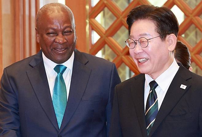 이재명 대통령이 11일 청와대에서 실무 방문 형식으로 방한한 존 드라마니 마하마 가나 대통령을 영접하고 있다. 2026.3.11 [사진=연합뉴스]