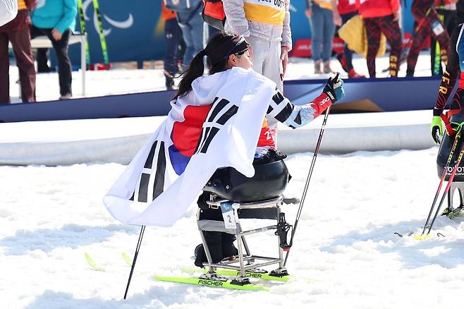 10일(한국시간) 이탈리아 테세로 크로스컨트리 스타디움에서 열린 2026 밀라노·코르티나담페초 동계패럴림픽 크로스컨트리 여자 스프린트 좌식 결선에서 33분10초1로 은메달을 획득한 김윤지. 사진 대한장애인체육회