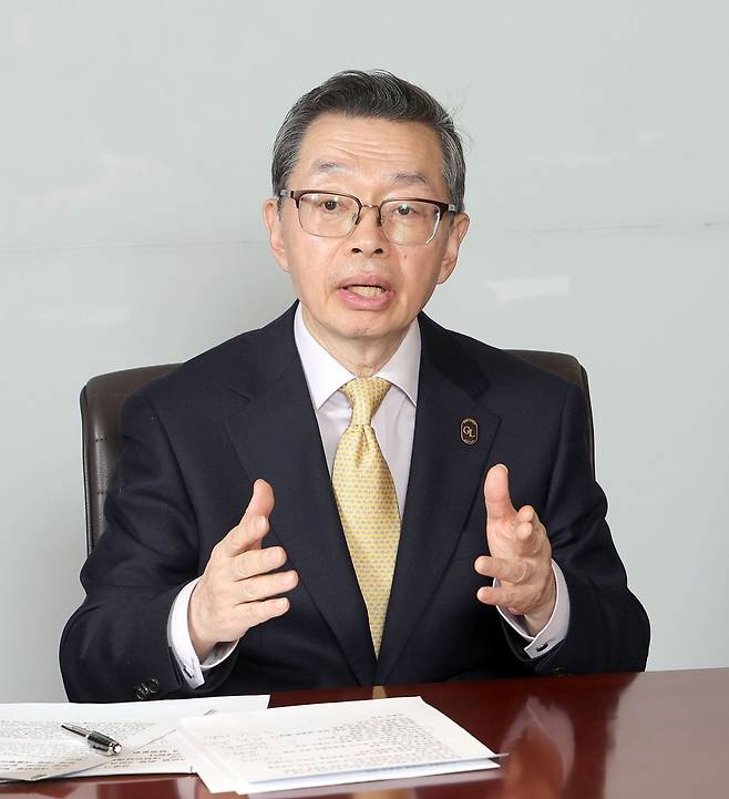 김현 전 변협회장이 9일 "재판소원의 가장 큰 수혜자는 정치인"이라며 "이해관계자인 대통령 사건이 대법 확정판결을 받아도 헌재에 가면 어떻게 될지 모른다"고 말했다. 강정현 기자