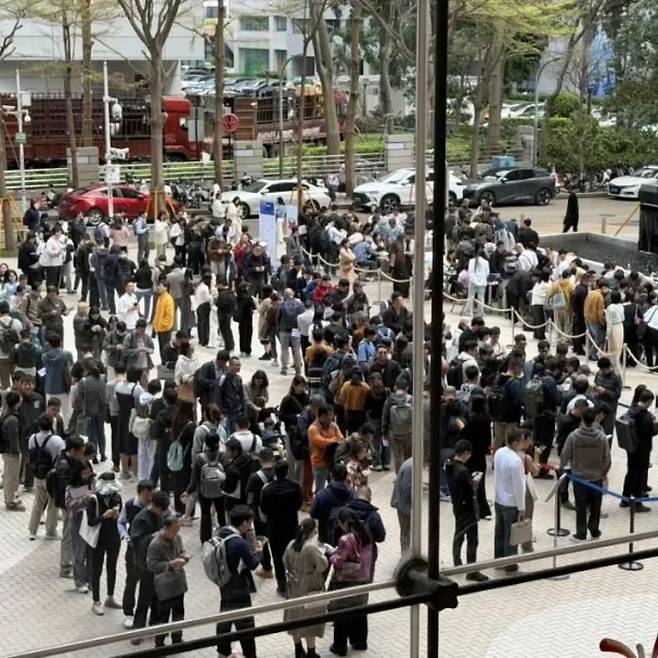 지난 6일 중국 선전시 텐센트 본사에서 열린 오픈클로 무료 설치 행사에 참가하려는 시민들이 줄을 서 기다리고 있다. 사진 인스타그램 캡처