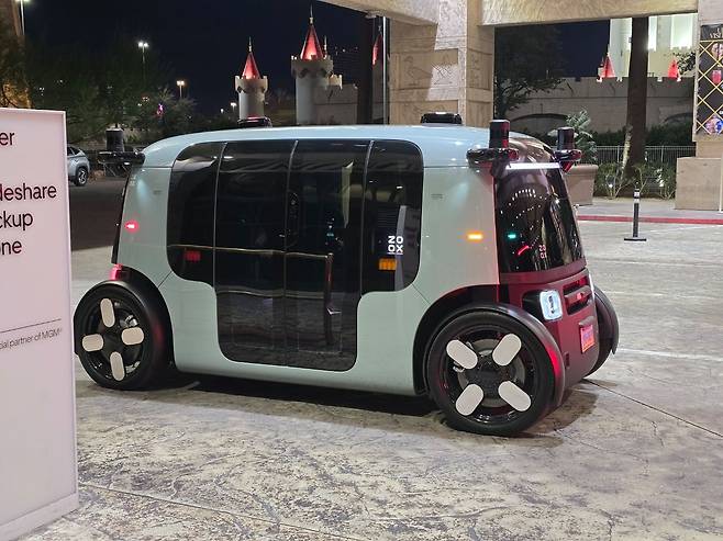 마차 형태로 생긴 무인택시 죽스(ZOOX)는 휴대전화 앱을 통해 출발지와 목적지를 설정하고 호출 가능하다.