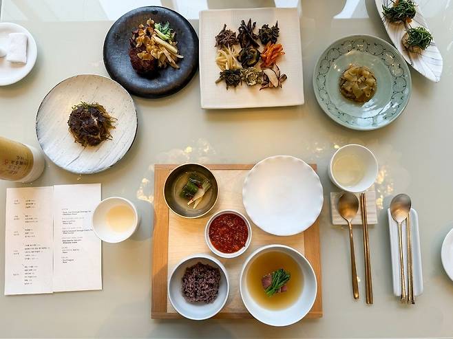 대보름에 먹는 오곡밥과 나물을 비롯해 두릅 뭇국, 우엉 잡채, 너비아니, 황태 무조림 등 한식의 매력을 담아낸 한상차림. 송정 기자