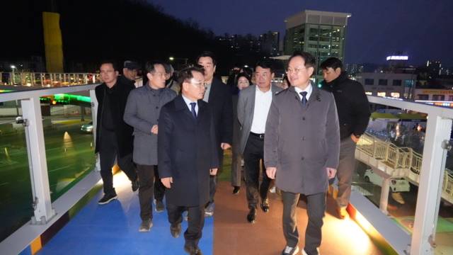 ▲ 춘천 소양아트서클 준공식이 11일 오후 소양강스카이워크 공영주차장에서 육동한 춘천시장, 허영 국회의원, 경민현 강원도민일보 사장 등이 참석한 가운데 열렸다.