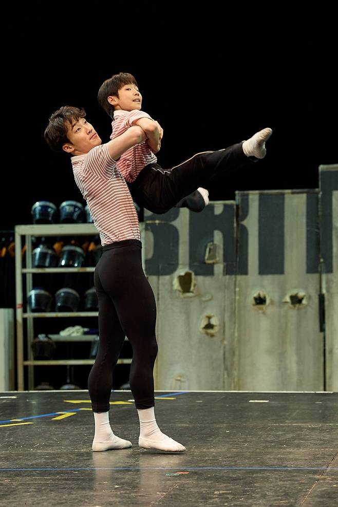 10일 경기 고양아람누리 공연장에서 열린 뮤지컬 '빌리 엘리어트' 시연회에서 성인 빌리 역으로 참여하는 임선우 유니버설발레단 수석무용수가 빌리 역의 김우진 군을 들어올리고 있다./사진=신시컴퍼니