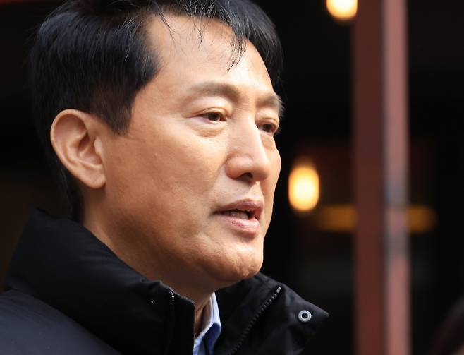 오세훈 서울시장이 지난 9일 전월세 청년 주거난 관련 현장 점검을 위해 서울 동대문구 휘경동 1인 가구 밀집 지역을 방문해 취재진의 질문에 답하고 있다. 연합뉴스