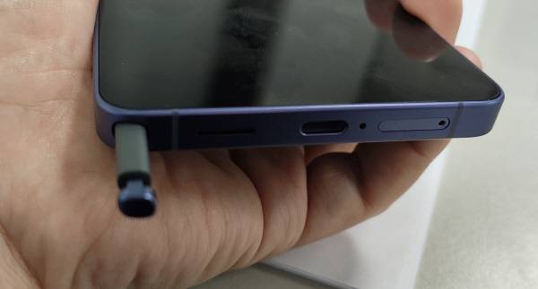 갤럭시 S26 울트라 S펜 슬롯이 본체 하단 왼쪽에 있다. 정옥재 기자