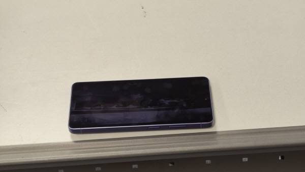 프라이버스 디스플레이를 적용한 갤럭시 S26 울트라. 수평면과 촬영 기기간 각도는 약 40도였다. 정옥재 기자