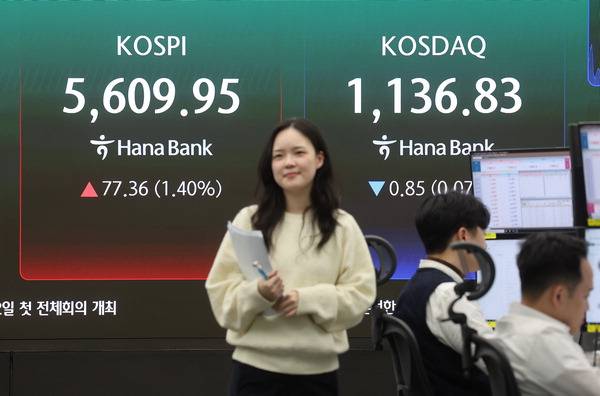 11일 서울 하나은행 딜링룸 모습. 연합뉴스