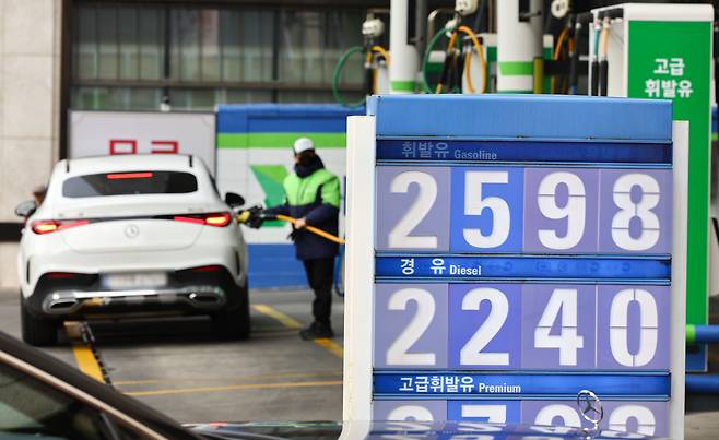 Fuel prices are displayed at a gas station in Seoul on March 9 as global oil prices surpassed $100 per barrel following disruptions linked to the Strait of Hormuz. [JOONGANG ILBO]