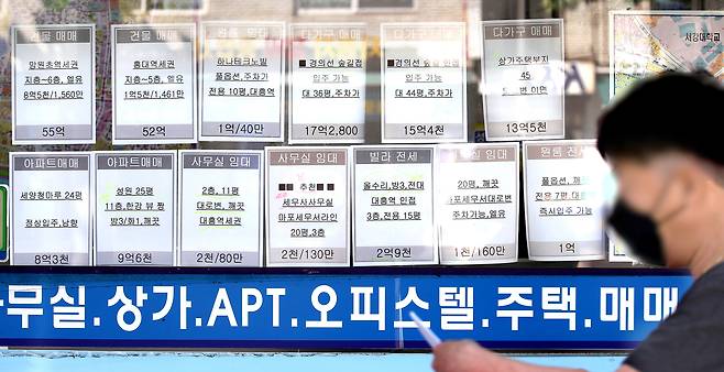 Postings on the window of a real estate agency in Mapo District, western Seoul, on Sept. 22, 2020. The average jeonse price of a one-room apartment in Seoul that is smaller than 30 square meters (323 square feet) was about 162.5 million won ($139,000) in August, a 16 percent increase from January. [YONHAP]