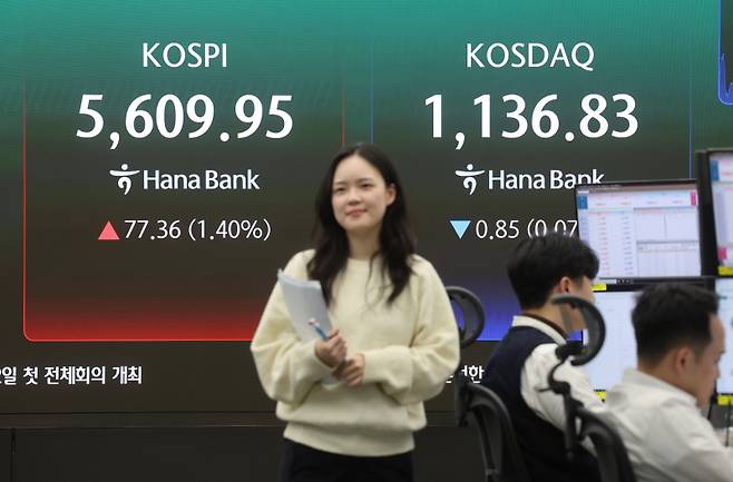 1일 서울 중구 하나은행 딜링룸에서 직원들이 업무를 보고 있다. 연합뉴스