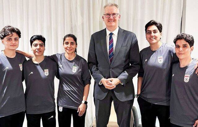 호주 내무부가 10일(현지시간) 촬영 장소를 밝히지 않고 공개한 사진에서 망명 절차를 마친 이란 여자 축구대표팀 선수 5명과 토니 버크(오른쪽 세 번째) 장관이 미소를 짓고 있다. AFP연합뉴스