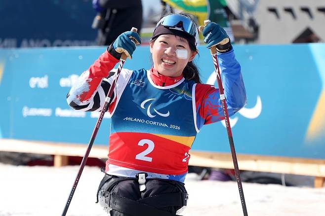 김윤지가 10일(현지시간) 이탈리아 테세로 크로스컨트리 스타디움에서 열린 2026 밀라노·코르티나 동계패럴림픽 크로스컨트리스키 여자 스프린트 좌식 결선에서 은메달을 딴 뒤 기뻐하고 있다. 대한장애인체육회 제공