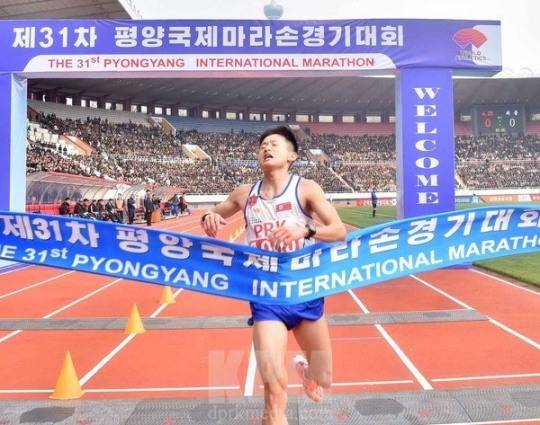 지난해 평양국제마라톤대회에서 북한 선수의 골인 모습