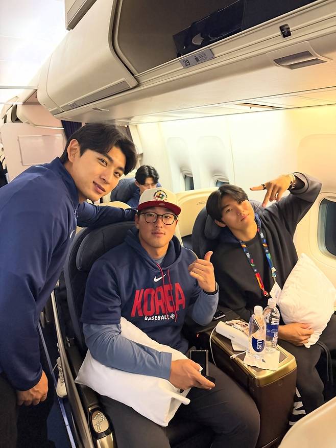 이정후, 안현민, 김도영(왼쪽부터) 등 한국 야구대표팀 선수들이 11일 미국 마이애미로 향하는 전세기 안에서 포즈를 취하고 있다. KBO 공식 페이스북