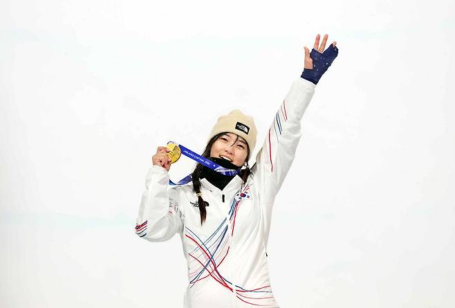 스노보드 하프파이프에서 금메달을 딴 최가온.