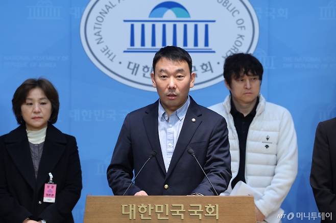 (서울=뉴스1) 신웅수 기자 = 김용민 더불어민주당 의원이 6일 서울 여의도 국회 소통관에서 검찰에게 공소청법 개정 반대 기자회견을 하고 있다. 2026.3.6/뉴스1  Copyright (C) 뉴스1. All rights reserved. 무단 전재 및 재배포,  AI학습 이용 금지. /사진=(서울=뉴스1) 신웅수 기자