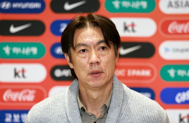 홍명보 감독이 이끄는 축구대표팀 코칭스태프가 이번주 주말 K리그 경기장을 찾아 선수들을 살펴볼 예정이다. 사진은 홍명보 감독이 지난해 12월12일 인천국제공항 제2여객터미널에서 기자들의 질문에 답변한 모습. /사진=뉴스1