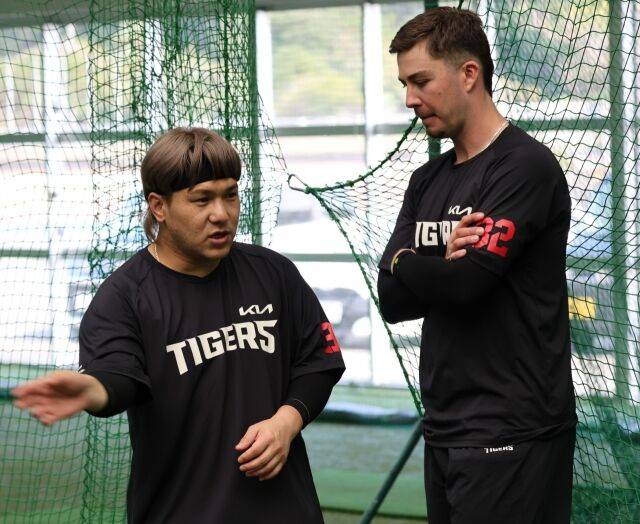 김선빈과 데일/KIA 타이거즈