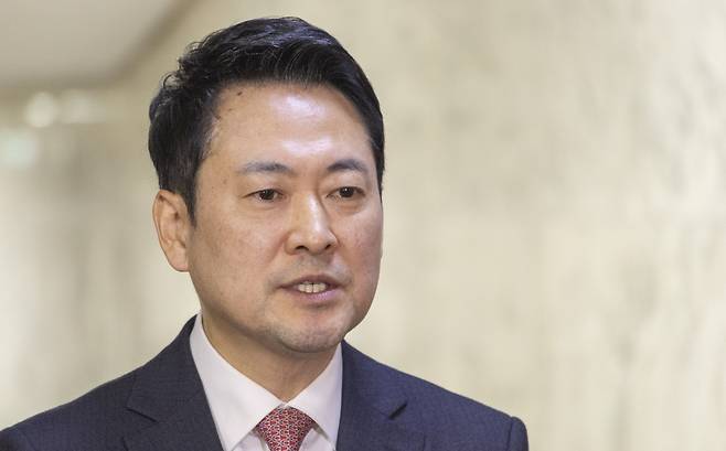 장동혁 국민의힘 대표가 11일 국회에서 열린 지역 발전 영입 인재 환영식을 마친 뒤 취재진과 만나 국민의힘 의원단 명의로 발표된 결의문에 대한 자신의 입장을 밝히고 있다. [연합]