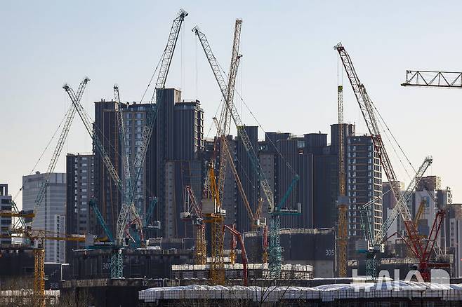 [서울=뉴시스] 정병혁 기자 = 사진은 28일 서울시내 아파트 건설현장. 2026.01.28. jhope@newsis.com