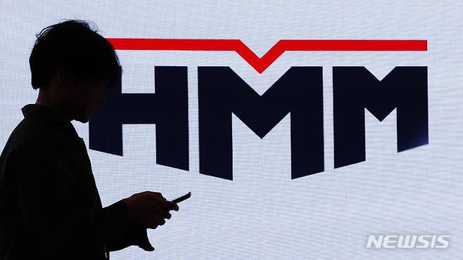 [서울=뉴시스] 김근수 기자 = 서울 여의도 HMM 본사 사무실 내부 전광판의 모습. 2023.11.23. ks@newsis.com