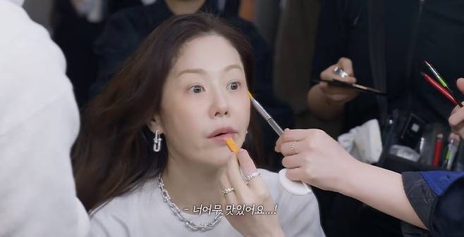 [뉴시스] 배우 고현정(54)이 당근을 간식으로 즐겨 먹는 모습을 공개했다. (사진=고현정 유튜브 채널 캡처) *재판매 및 DB 금지