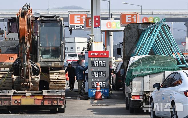 [용인=뉴시스] 김종택 기자 = 미국과 이스라엘의 이란 공습에 따른 중동 정세 불안 여파로 국내 주유소 기름값 상승세가 이어지고 있는 10일 경기 용인시 영동고속도로 용인휴계소 주유소에서 화물차 운전자들이 차량에 기름을 넣고 있다. 2026.03.10. jtk@newsis.com