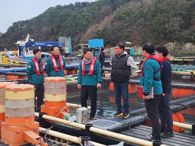 경남도 이상훈(왼쪽서 세 번째) 해양수산국장, 해상 가두리양식장 저수온 대응 점검 모습.(자료사진=경남도 제공) 2026.03.11. *재판매 및 DB 금지