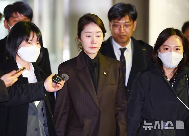 [서울=뉴시스] 황준선 기자 = 공천 헌금 1억 원을 수수한 혐의를 받는 강선우 무소속 의원이 3일 오후 서울 서초구 서울중앙지방법원에서 열린 구속 전 피의자 심문(영장실질심사)를 마친 뒤 법원을 나서고 있다. 2026.03.03. hwang@newsis.com