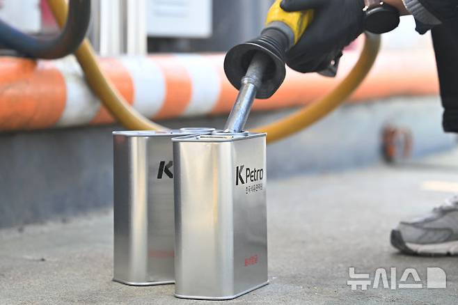 [광주=뉴시스] 이영주 기자 = 한국석유관리원광주전남지부 관계자들이 11일 오후 광주 북구 한 주유소에서 품질 검사를 위한 휘발유 시료를 채취하고 있다. 2026.03.11.leeyj278@newsis.com