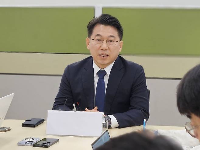 [청주=뉴시스] 이도근 기자= 허창원 더불어민주당 충북 청주시장 예비후보가 11일 충북도청에서 기자들과 만나 충북지역 기초단체장 경선 방식에 대한 의견을 밝히고 있다. 2026.03.11. nulha@newsis.com *재판매 및 DB 금지