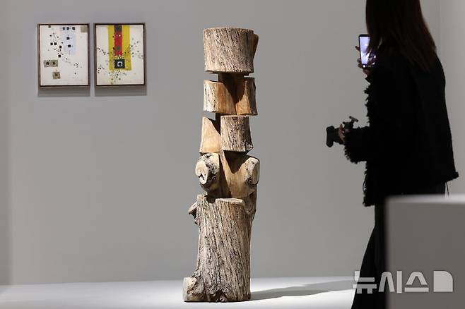 [용인=뉴시스] 박진희 기자 = 호암미술관은 한국 여성 조각 1세대를 대표하는 김윤신의 70여 년에 걸친 삶과 예술세계를 조명하는 첫 대규모 회고전 '김윤신: 합이합일 분이분일'을 개최한다. 사진은 아르헨티나에 가서 전기톱으로 처음 작업한 작품이다.  2026.03.11. pak7130@newsis.com