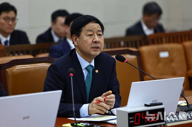 [서울=뉴시스] 김명년 기자 = 구윤철 부총리 겸 재정경제부 장관이 11일 오후 서울 여의도 국회에서 열린 재정경제기획위원회 전체회의에서 의원 질의에 답변하고 있다. 2026.03.11. kmn@newsis.com