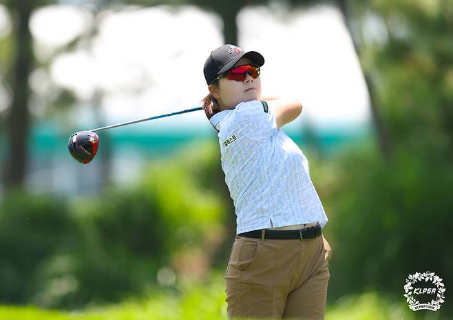 [서울=뉴시스] 홍효식 기자 = 22일 경기 안산 대부도에 위치한 더헤븐CC에서 열린 '더헤븐 마스터즈' 파이널라운드, 홍정민이 1번홀에서 티샷하고 있다. (사진=KLPGA 제공) 2025.06.22. photo@newsis.com *재판매 및 DB 금지