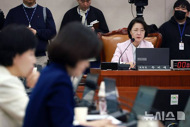 [서울=뉴시스] 고승민 기자 = 추미애 국회 법사위원장이 지난 11일 서울 여의도 국회에서 열린 법제사법위원회 전체회의에서 발언하고 있다. 2026.03.13. kkssmm99@newsis.com