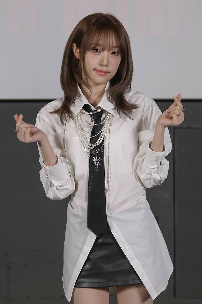 최예나의 미니 5집 '러브 캐처'는 11일 저녁 6시 각종 음악 사이트에서 발매된다. YH엔터테인먼트 제공