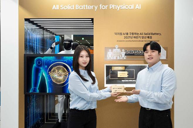 인터배터리 2026에 마련된 삼성SDI 부스에서 모델들이 '피지컬 AI'용 전고체 배터리 샘플을 소개하고 있다. 삼성SDI 제공