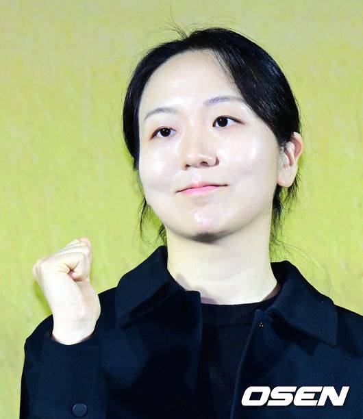 [OSEN=지형준 기자] 25일 오전 서울 용산구 용산 CGV에서 넷플릭스(Netflix) 예능 '케냐 간 세끼' 제작발표회가 열렸다.오는 25일(화) 첫 공개되는 '케냐 간 세끼'는 믿고 보는 웃음 메이커 3인방 이수근, 은지원, 규현의 우당탕탕 아프리카 여행기다.&nbsp;케냐의 광활한 대자연과 하나 된 세끼 형제들의 좌충우돌 사파리 접수 여행이 싱싱한 날것의 웃음을 선사한다. 예능계 ‘히트 메이커’로 통하는 나영석 사단이 넷플릭스에서 처음 선보이는 작품으로, 나영석 PD와 김예슬 PD가 공동 연출을 맡아 기대를 뜨겁게 달구고 있다.김예슬 PD가 포즈를 취하고 있다. 2025.11.25 /jpnews@osen.co.kr