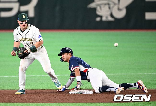 [OSEN=도쿄(일본), 손용호 기자] 9일 일본 도쿄돔에서 월드베이스볼클래식(WBC) 조별리그 C조 한국과 호주의 경기가&nbsp;열렸다.C조는 일본이 3승으로 조 1위를 확정, 8강에 진출했다. 호주가 2승 1패, 대만이 2승 2패, 한국이 1승 2패, 체코는 3패다.한국 WBC 대표팀이 8강에 진출하려면 호주에 2점 이하로 실점하면서 5점 차 이상으로 승리해야만 한다.9회초 1사 1루에서 한국 이정후의 땅볼 때 호주 제리드 데일의 2루 송구가 빠지고 있다. 2026.03.09&nbsp;/spjj@osen.co.kr